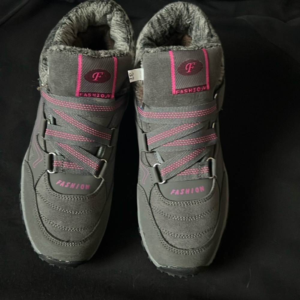 Women’s snow shoe boots